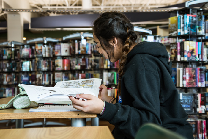 カナダの留学生の典型的な一日　図書館で勉強