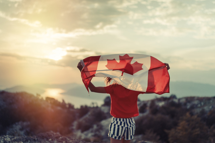 カナダフラッグを掲げる女性