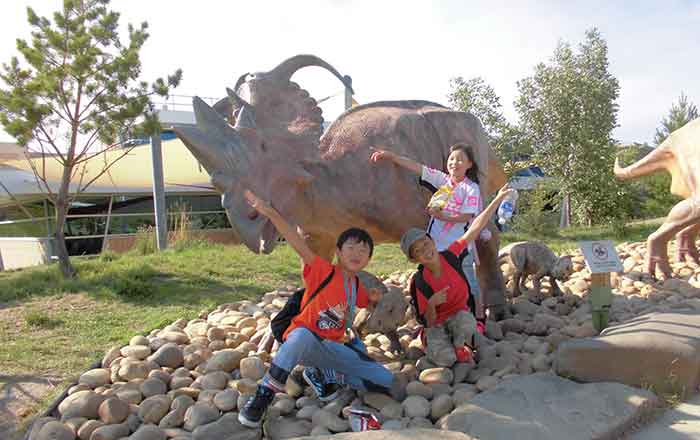 サレー　ドラムヘラー　語学留学　親子留学　卒業時、念願の恐竜博物館にて　Hidemiさん、Sotaさん、Anriさん