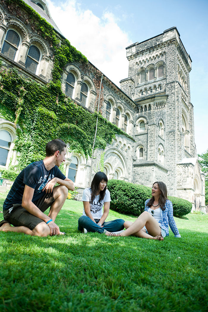 トロント大学(University of Toronto)を楽しむ学生